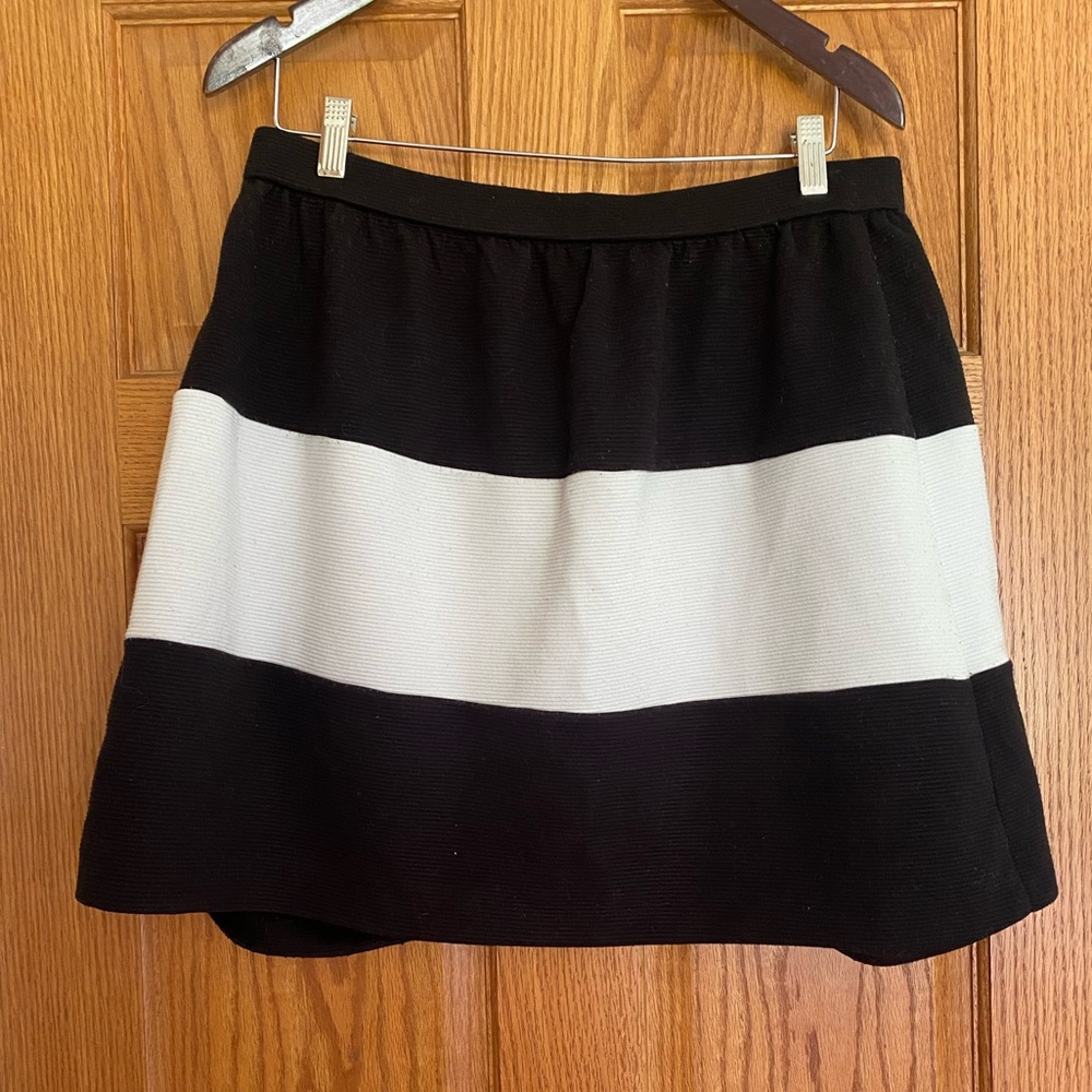 ELLE - Black & White Skirt - Size L